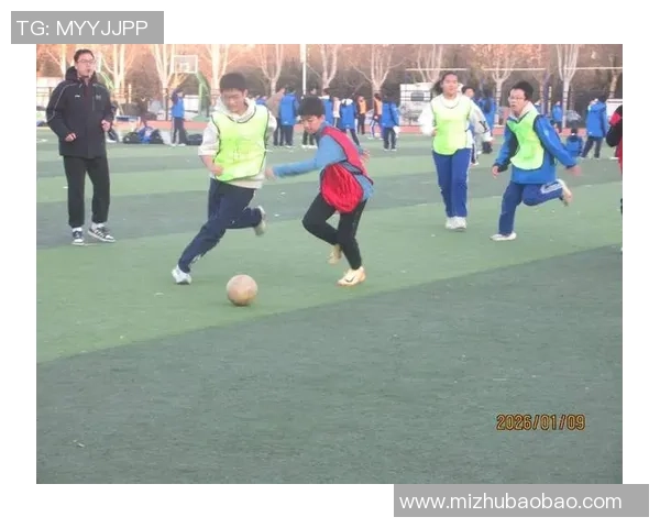 足球少年脱鞋追梦之旅在绿茵场上绽放青春的激情与坚持